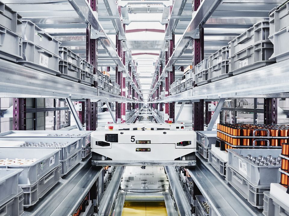 Automatische Fabriksstrasse mit verschiedenen Bauteilen in der Firma MSG