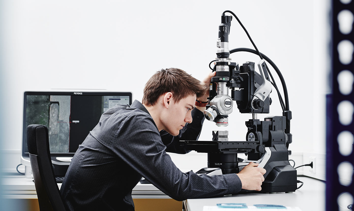 Mitarbeiter am Mikroskop